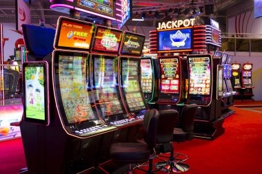 hoki 168 live-dealer studio with professional blackjack table and HD broadcast setup